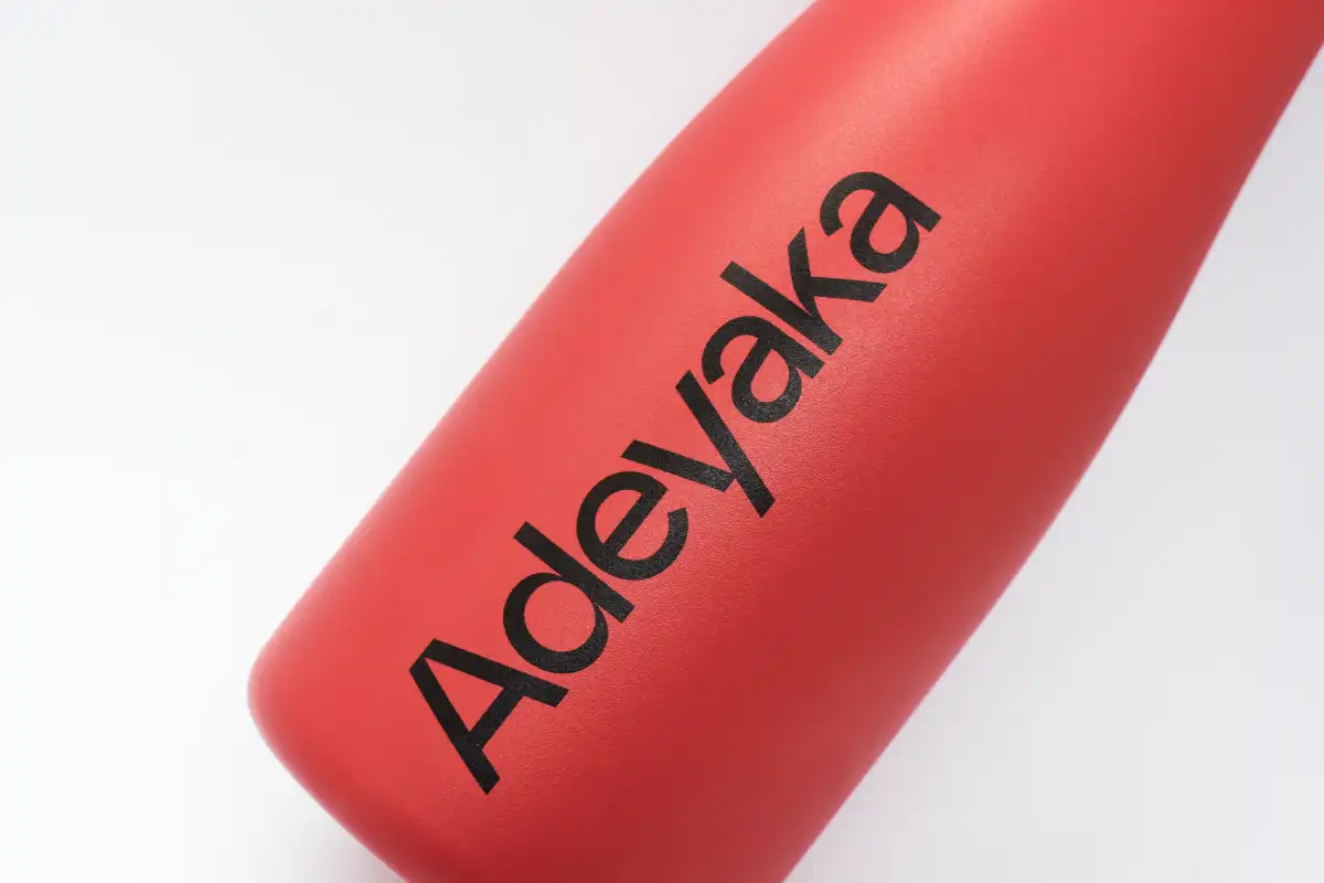 Adeyaka - Marxandatge per a fer visible el nou disseny de marca i logo (1)