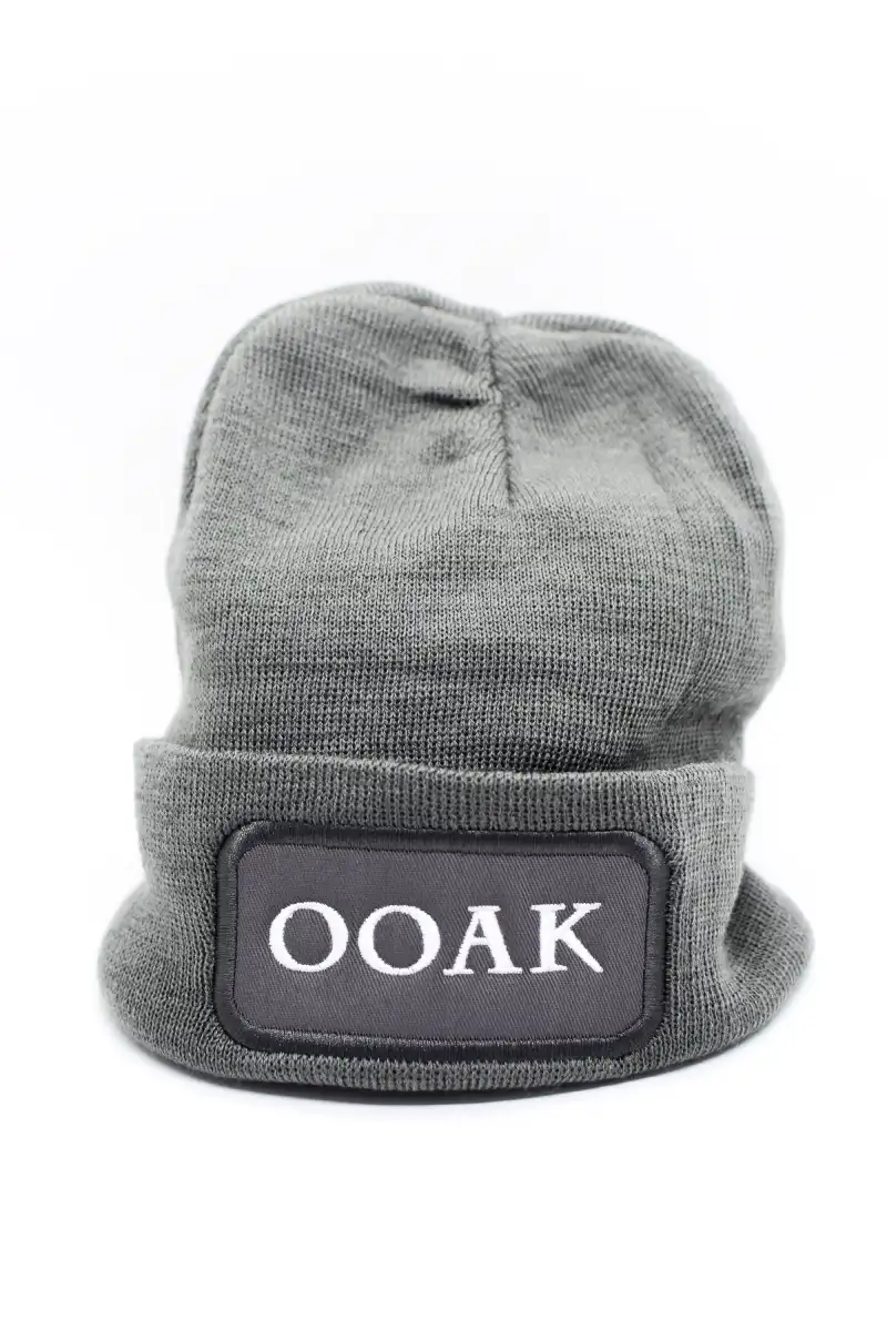 personalització d’ulleres i gorres per OOAK Agency