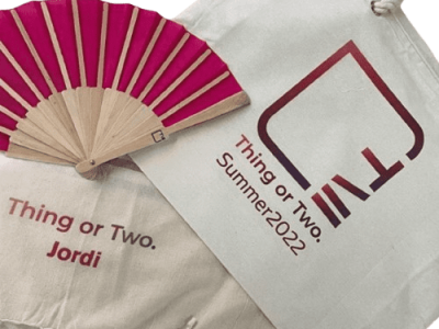Bolsa-abanico-y-panuelo-personalizados-para-Thing-or-Two.png
