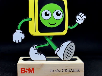 Trofeo personalizado CREA diseñado a medida en madera para BSM